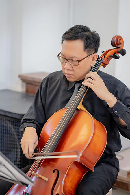 Chin Hong playing cello